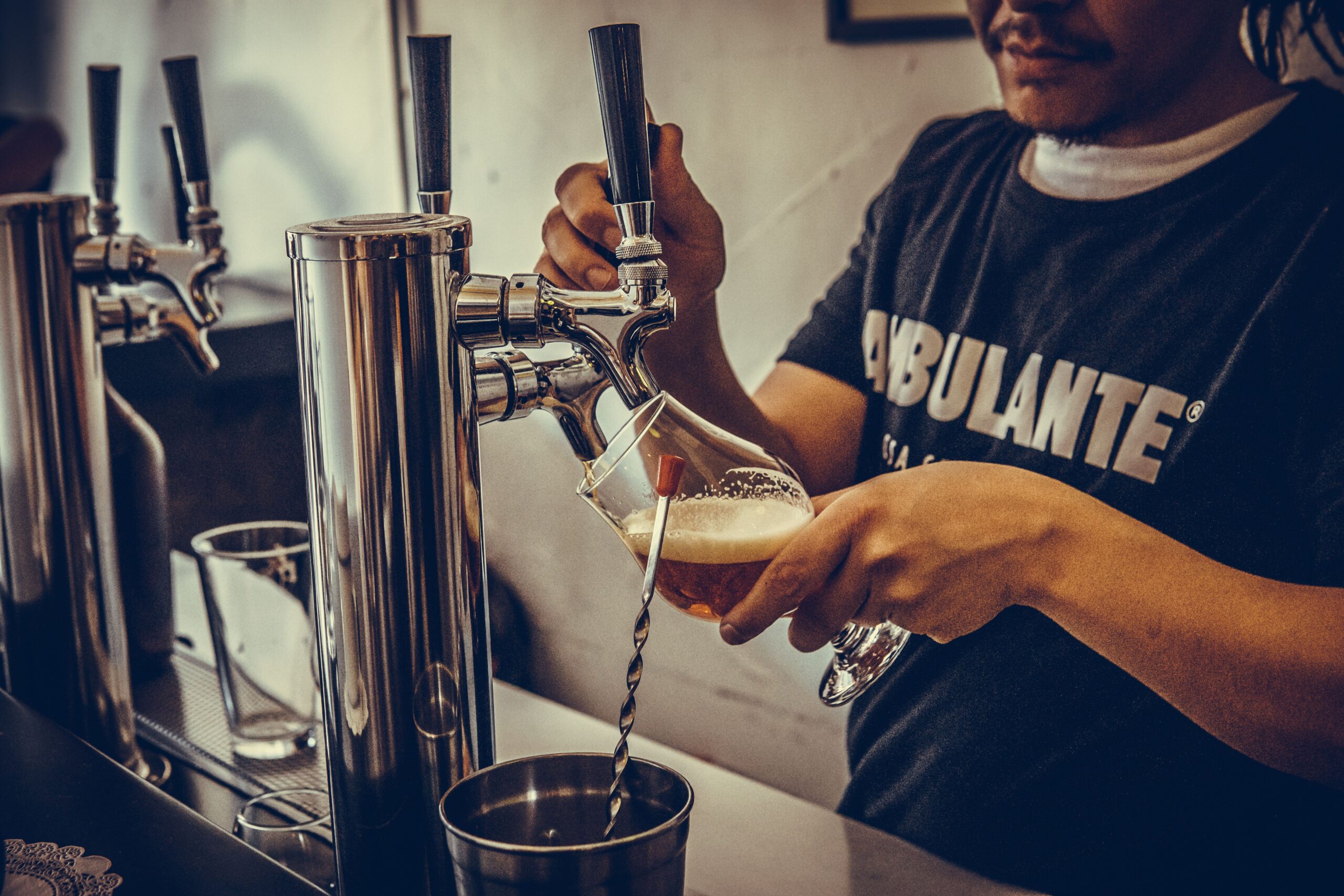 Bière artisanale servie à la pression par une tireuse mobile lors d'un événement